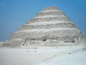 Adım Piramidi de dahil olmak üzere Sakkara Piramitleri